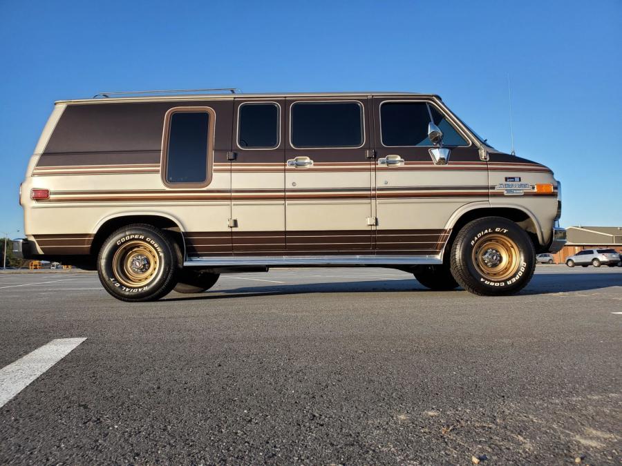  Chevrolet G20 Conversion Van  (CG21305) 1988 года  (фото 6 из 257)